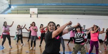 Para concientizar sobre el cáncer de mama las mujeres de Ushuaia bailaron Zumba