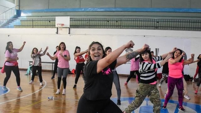 Para concientizar sobre el cáncer de mama las mujeres de Ushuaia bailaron Zumba