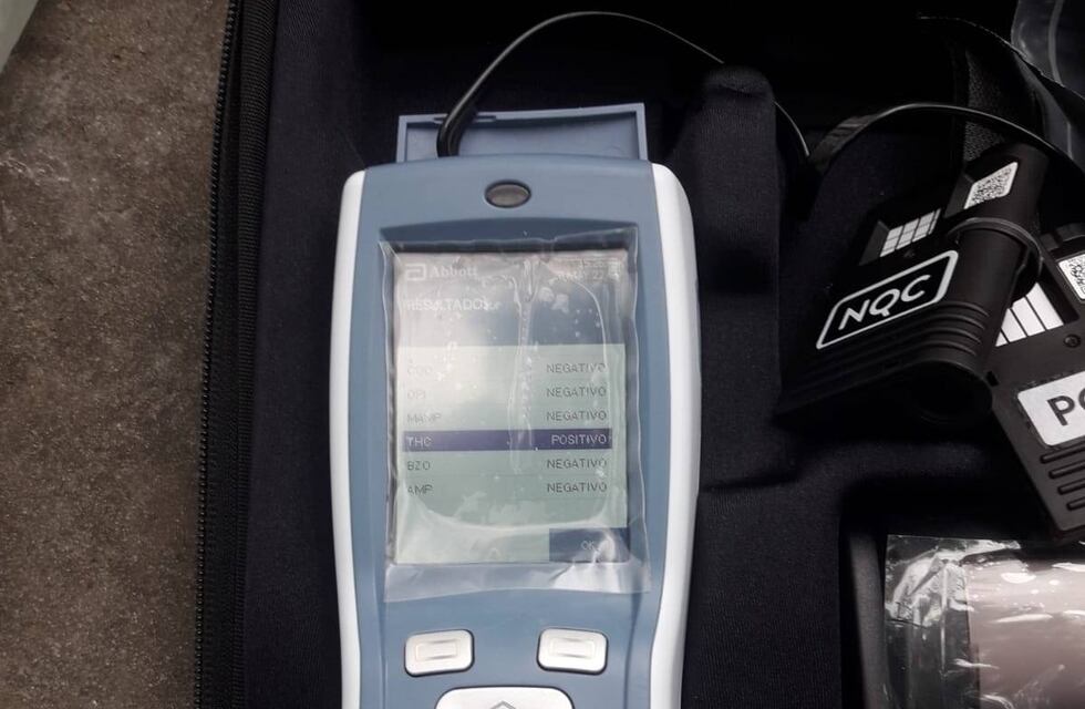 Consumió marihuana, quiso evitar un control en moto y chocó a dos agentes