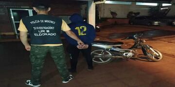 Intentó huir en una motocicleta robada y fue detenido.