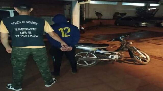 Intentó huir en una motocicleta robada y fue detenido.