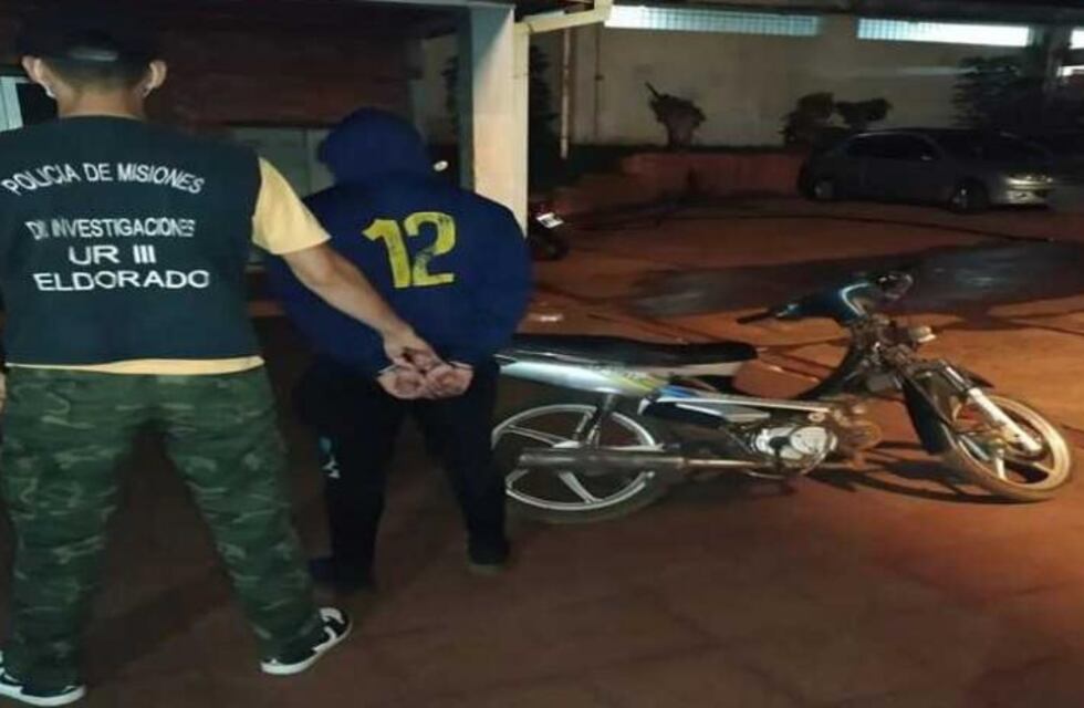 Intentó huir en una motocicleta robada y fue detenido