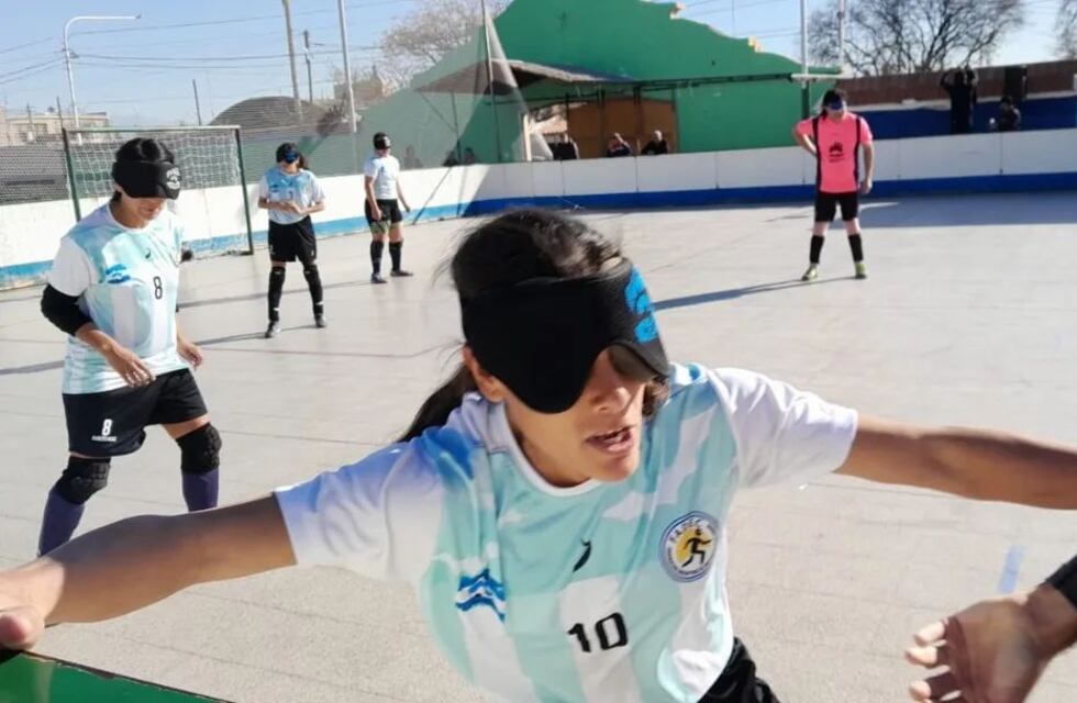 Las Murciélagas: el equipo femenino de fútbol para ciegos concentró en Maipú y recibieron zapatillas