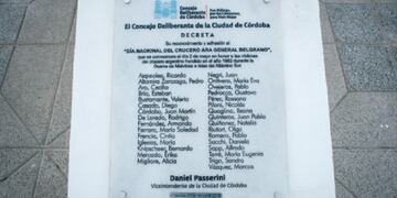 Los nombres de los concejales en el homenaje a los caídos y sobrevivientes del crucero Belgrano (foto, Suquía).