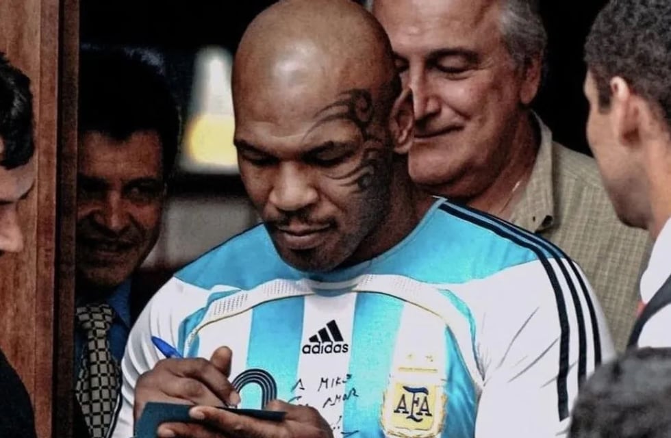 El día que Mike Tyson fue a declarar con una camiseta de Maradona a Brasil