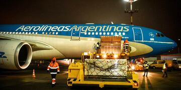 El embarque de la Sputnik V en Moscú (Infobae). Se estima que llegarán a la provincia alrededor de 11 mil dosis.