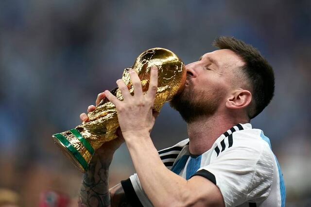 Lionel Messi con la Copa del Mundo.