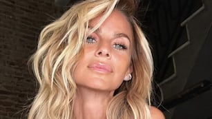 Desde Buzios, Sabrina Rojas vistió una bikini diminuta off white para el infarto