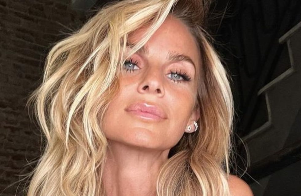 Desde Buzios, Sabrina Rojas vistió una bikini diminuta off white para el infarto