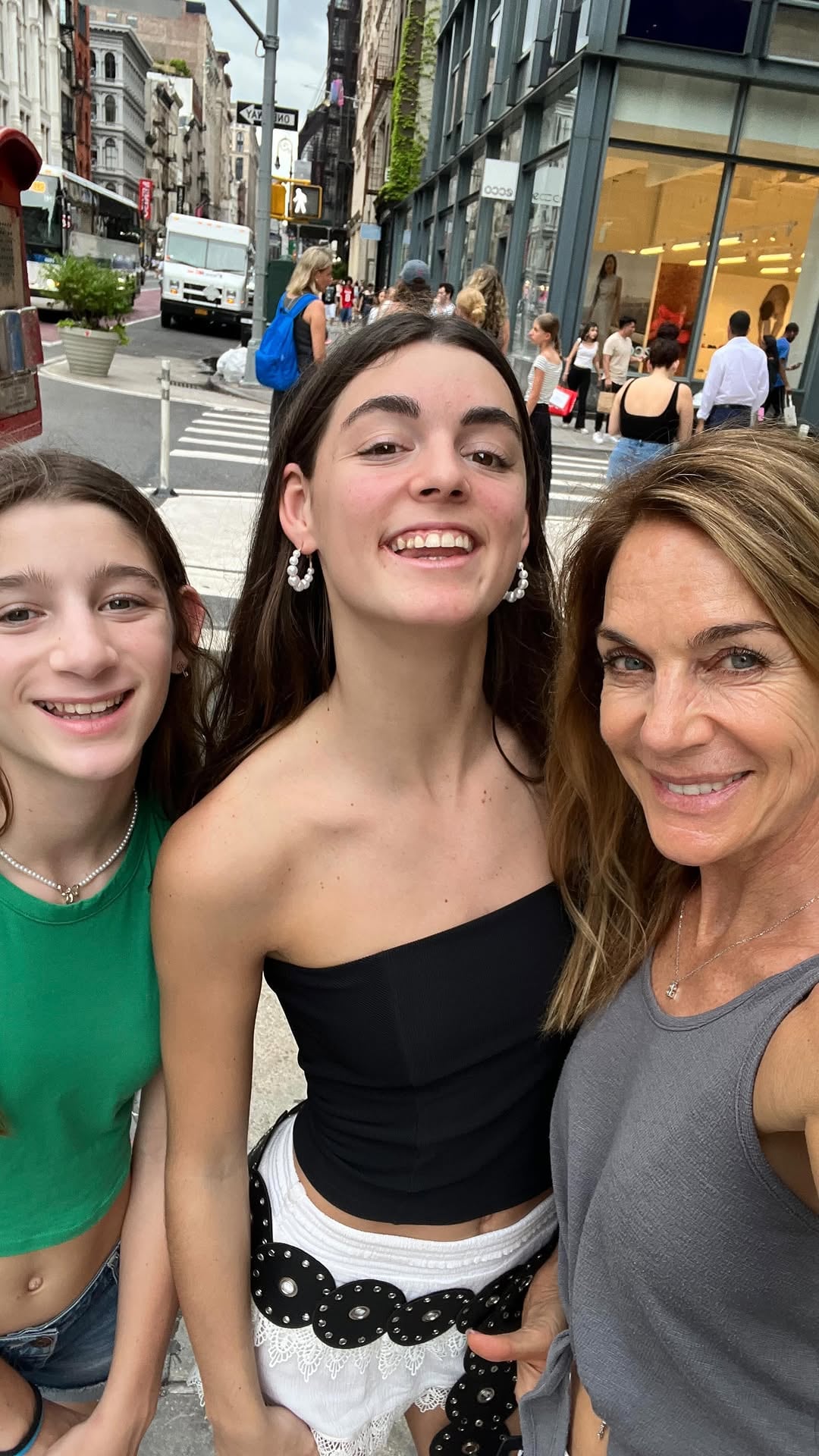 Paula con sus dos hijas.