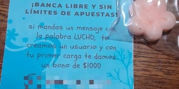 Preocupación en Carlos Paz: denuncian que reparten golosinas y folletos de apuestas a estudiantes