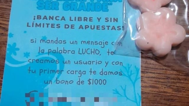 Preocupación en Carlos Paz: denuncian que reparten golosinas y folletos de apuestas a estudiantes
