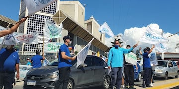 Movilización y protesta de trabajadores de la Coopi en inmediaciones al Reloj Cucú. (Foto: VíaCarlosPaz).