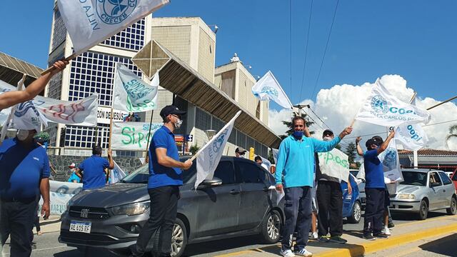 Movilización y protesta de trabajadores de la Coopi en inmediaciones al Reloj Cucú. (Foto: VíaCarlosPaz).