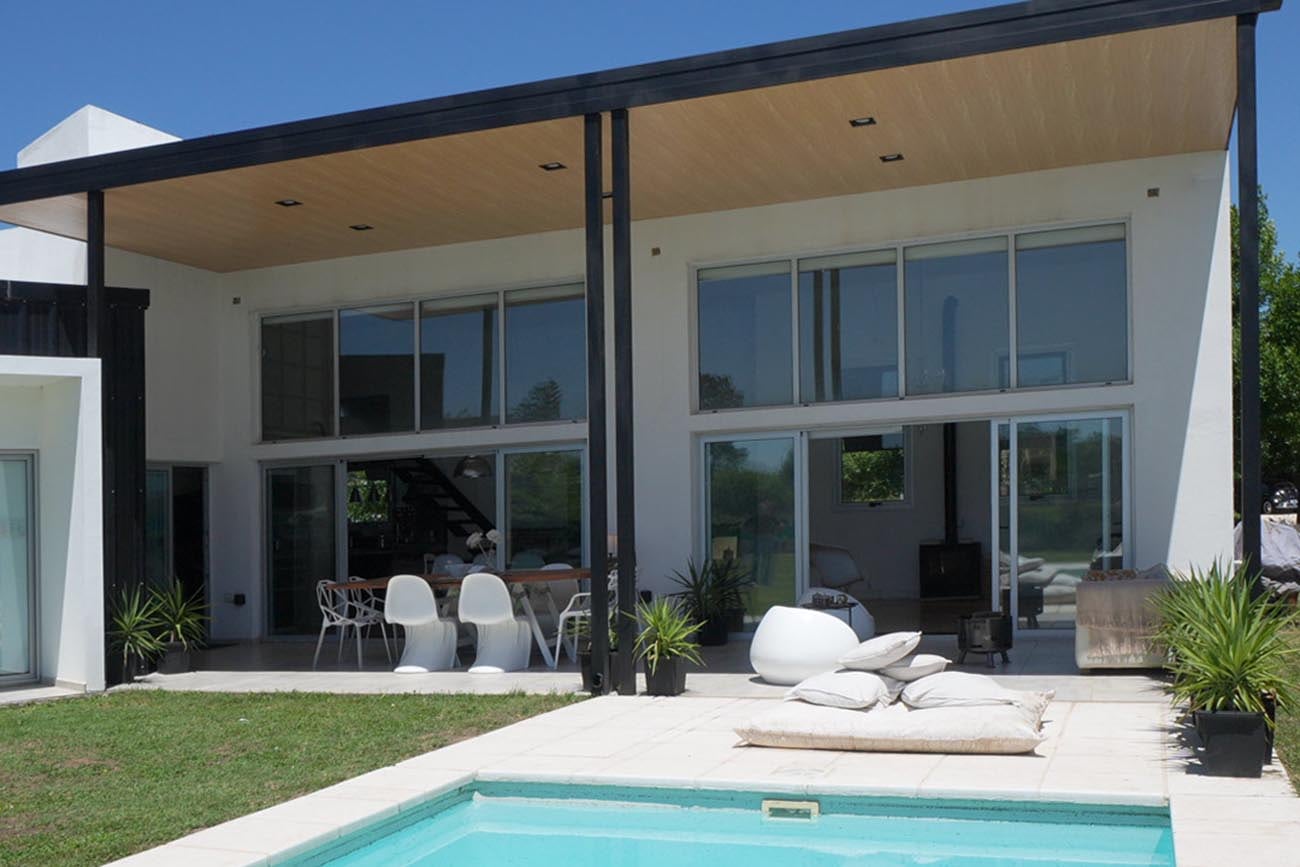 El hormigón visto, la madera tratada y los paneles metálicos se destacan por su aporte de modernidad y amplitud visual en las fachadas.