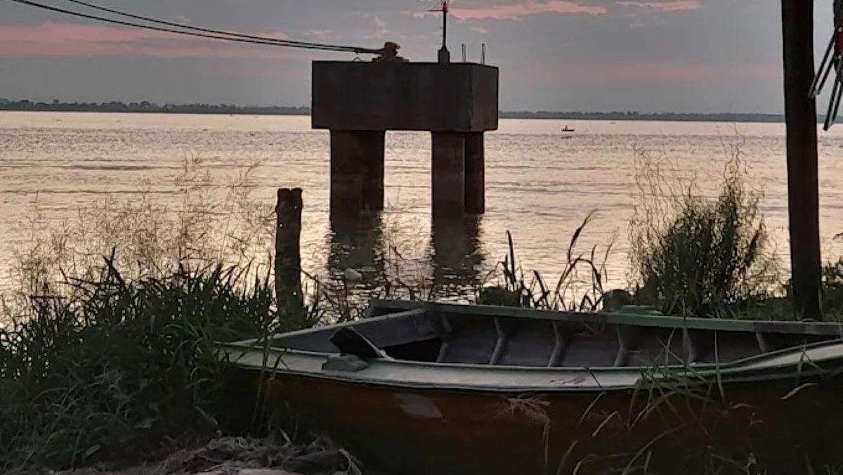 Bomberos Voluntarios y Prefectura Naval encabezan la búsqueda.