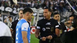 Estudiantes disputará en Río Cuarto la primera final por el segundo ascenso contra un Deportivo Madryn que llega envuelto en escándalos, por los arbitajes.