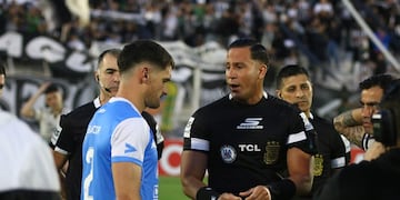 Estudiantes disputará en Río Cuarto la primera final por el segundo ascenso contra un Deportivo Madryn que llega envuelto en escándalos, por los arbitajes.