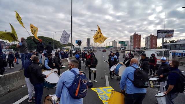 Choferes de colectivos cortan la avenida General Paz en reclamo de mejoras salariales y vacunas contra el coronavirus.