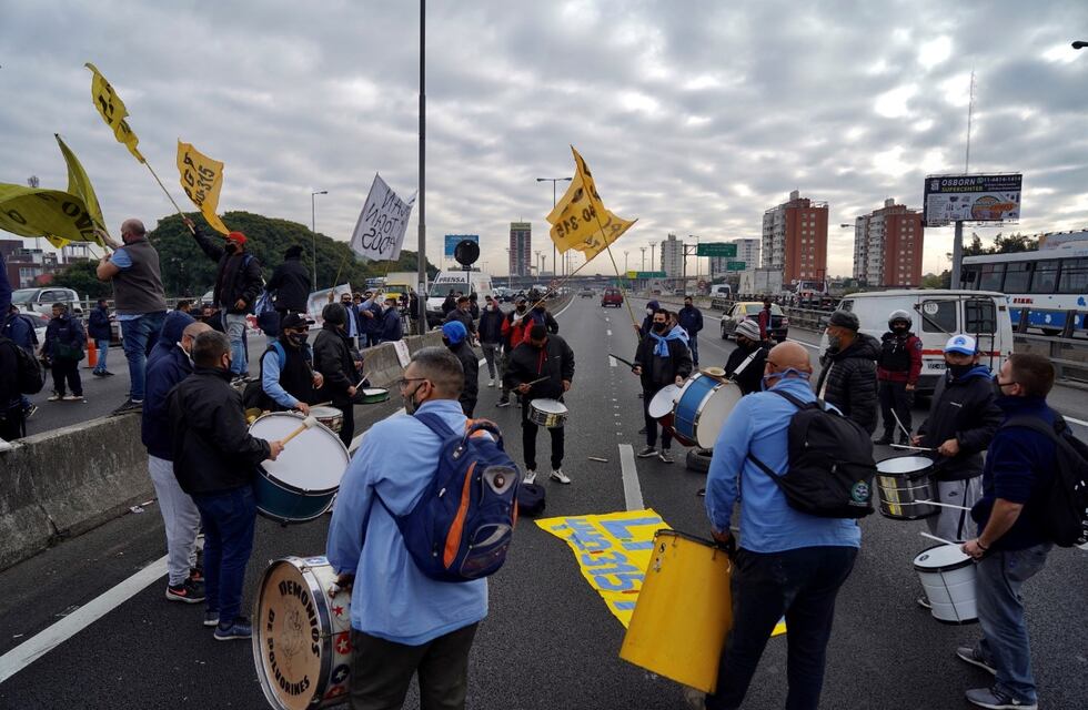 Colectiveros cortaron nuevamente la General Paz en reclamo de mejoras salariales y vacunas