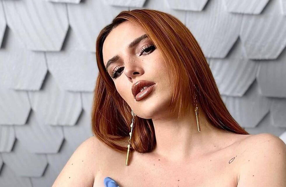 Bella Thorne lució su figura con un look lila: microbikini y pollera con transparencia