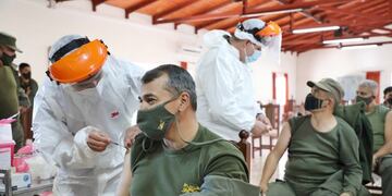 Ya se aplicaron 2.100 dosis a los uniformados de las fuerzas federales. (Min de Seguridad de la Nación)