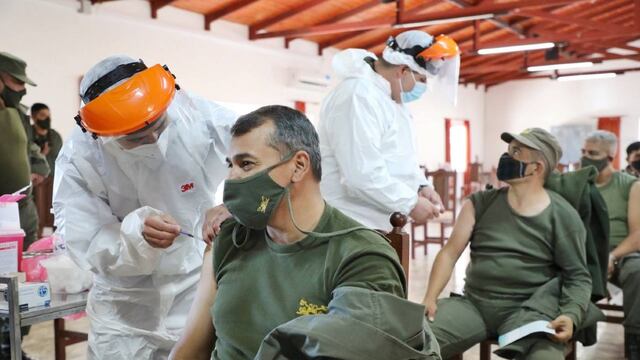 Ya se aplicaron 2.100 dosis a los uniformados de las fuerzas federales. (Min de Seguridad de la Nación)