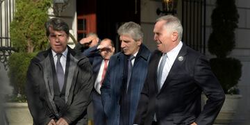 El embajador de Argentina en EE.UU., Mark Stanley (d), Luis Caputo (c) y Nicolas Posse (i). EFE/ Lenin Nolly