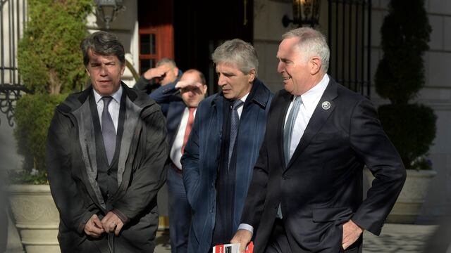 El embajador de Argentina en EE.UU., Mark Stanley (d), Luis Caputo (c) y Nicolas Posse (i). EFE/ Lenin Nolly
