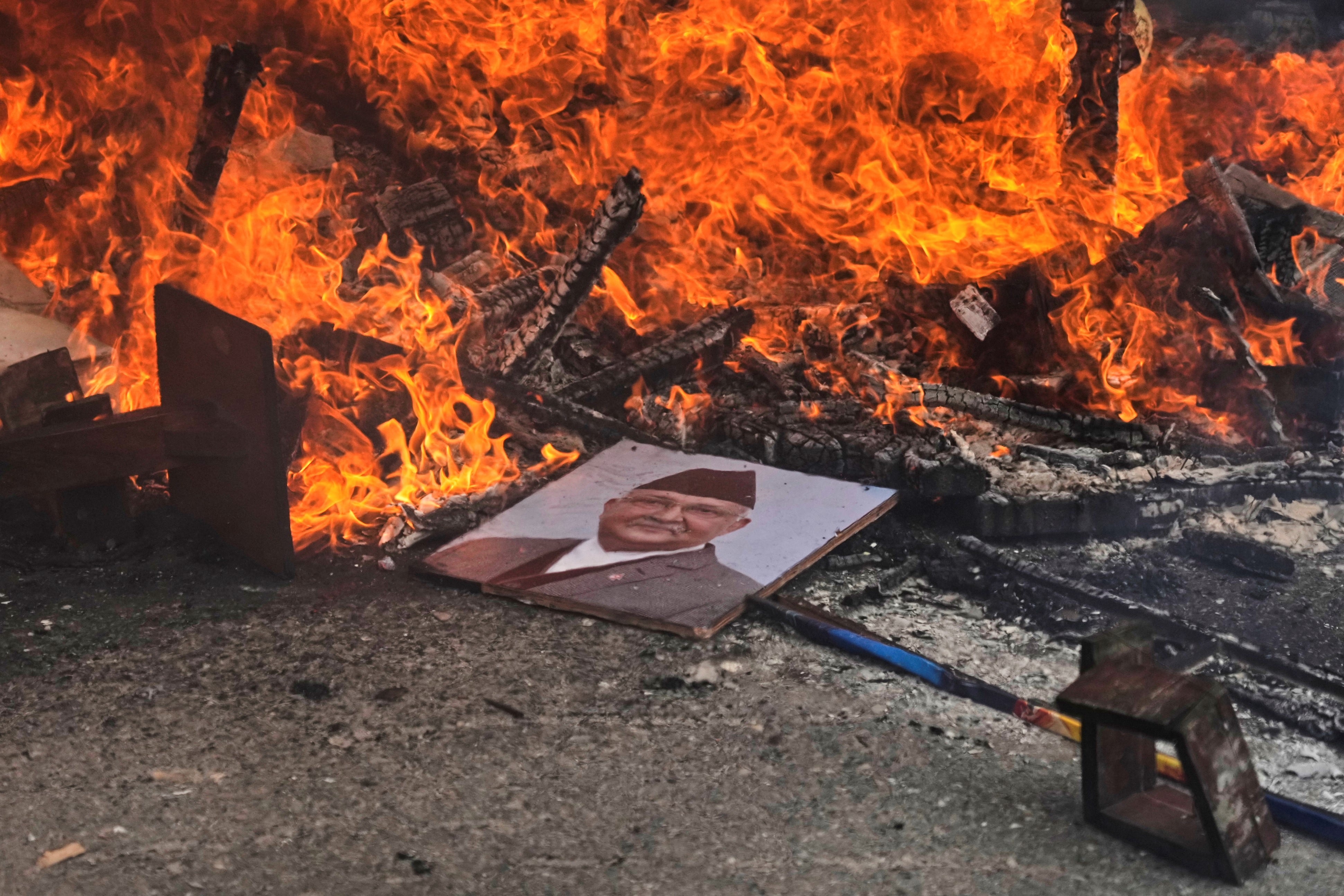 El primer ministro de Nepal renunció al cargo el martes mientras las protestas contra un breve bloqueo de las redes sociales se volvían cada vez más violentas y se expandían a una crítica más amplia de su gobierno y acusaciones de corrupción entre la élite política del país del Himalaya. (AP)