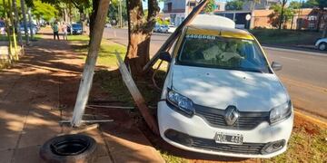 Taxista abandonó su vehículo tras despistar y chocar contra un poste en Posadas.