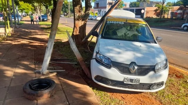Taxista abandonó su vehículo tras despistar y chocar contra un poste en Posadas.