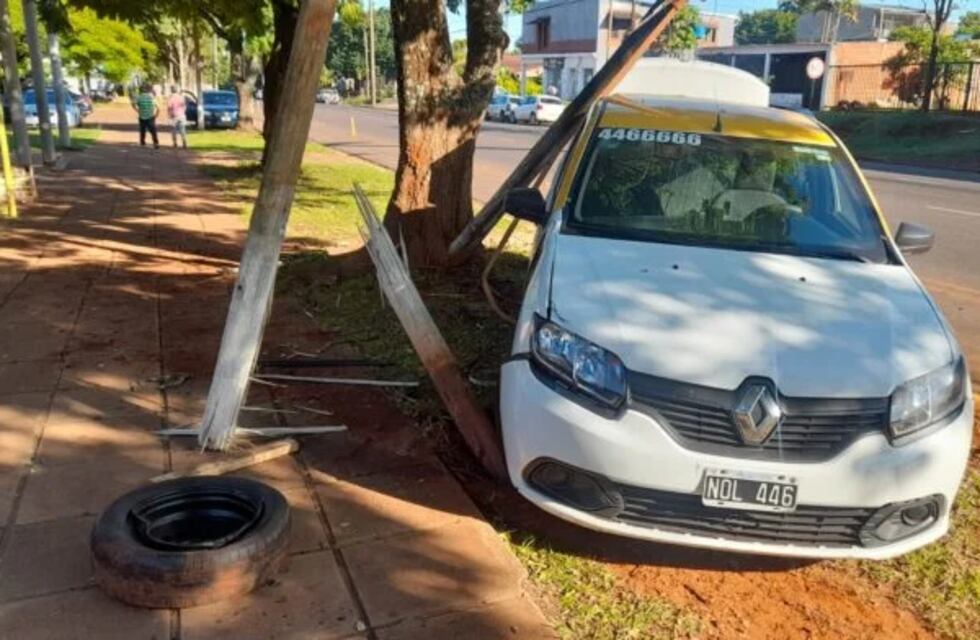 Taxista abandonó su vehículo tras despistar y chocar contra un poste en Posadas