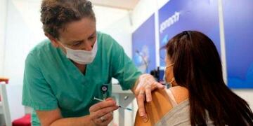 Comienzan a vacunar a mayores de 35 años (APN)