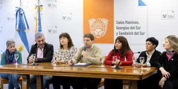 Firma del decreto de reglamentación del Régimen de Jubilaciones y Pensiones de la Caja de Previsión Social de Tierra del Fuego.
