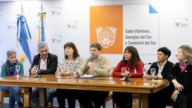 Firma del decreto de reglamentación del Régimen de Jubilaciones y Pensiones de la Caja de Previsión Social de Tierra del Fuego.