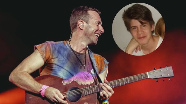 La mujer busca entregarle una remera con la foto de su hijo a Chris Martin.