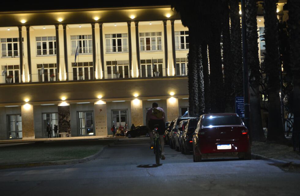 Macabro hallazgo en Córdoba: baños llenos de sangre en la Facultad de Arquitectura de la UNC