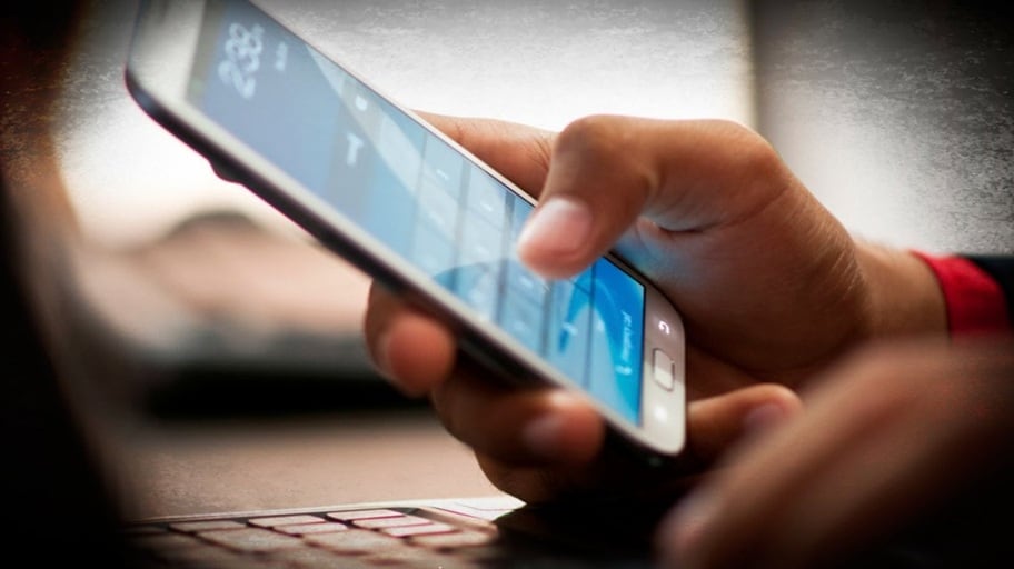 Cuatro colegios de Posadas prohíben el uso de celulares en el aula.