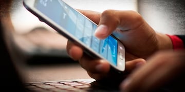 Cuatro colegios de Posadas prohíben el uso de celulares en el aula.