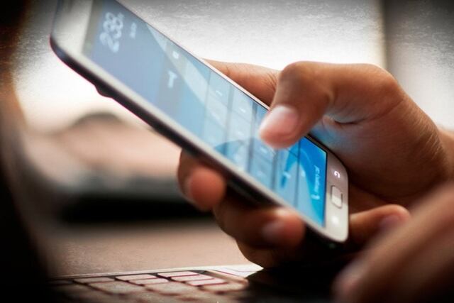 Cuatro colegios de Posadas prohíben el uso de celulares en el aula.