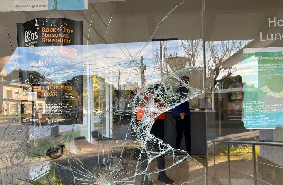 Un grupo de personas atacó a piedrazos la fachada de la Municipalidad de Roldán