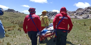 El rescate del joven accidentado en el Champaquí demandó largas horas de caminata. (Policía de Córdoba)
