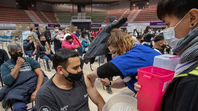 Fotos Salud Vacunacion COVID 19 a Servicios Públicos en Arena Estadio.