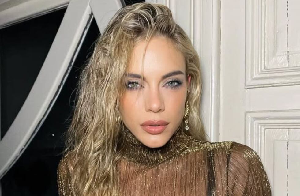 Emilia Attias subió la temperatura en microbikini azul y pollera tejida