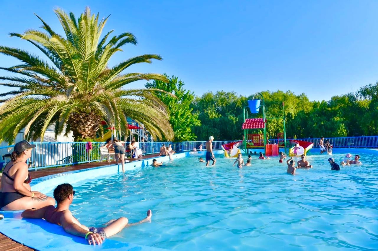 Los aficionados al verano destacan por su sociabilidad, optimismo y búsqueda de actividades al aire libre.
