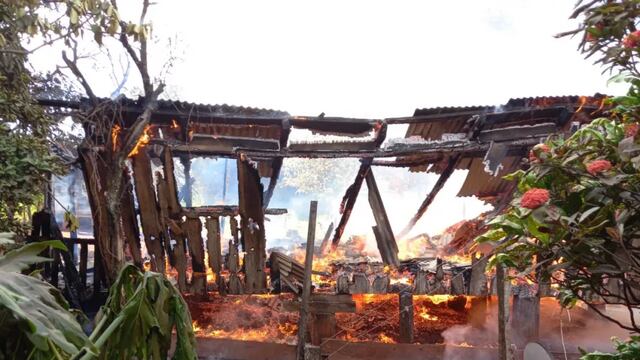 Una vivienda fue consumida por las llamas en Ruiz de Montoya.
