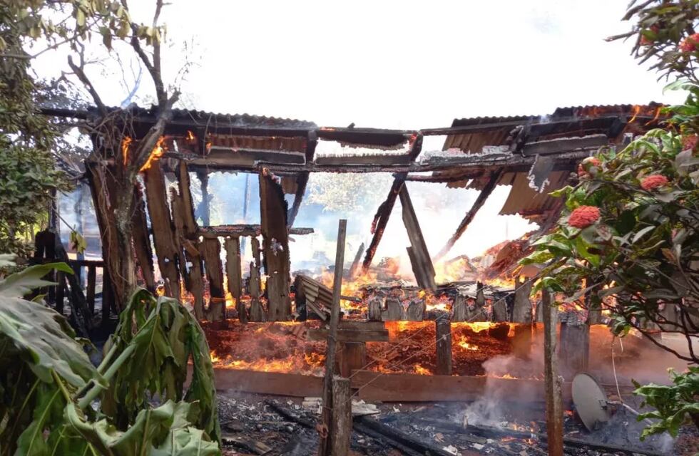 Una vivienda fue consumida por las llamas en Ruiz de Montoya