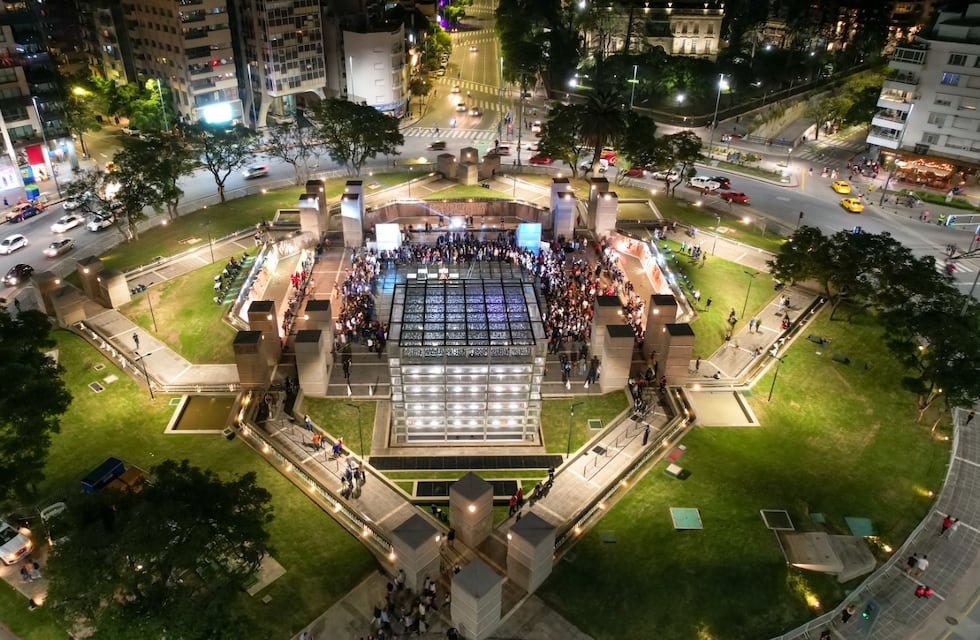 La reapertura de la Plaza España, con dardos de Martín Llaryora a la gestión Mestre