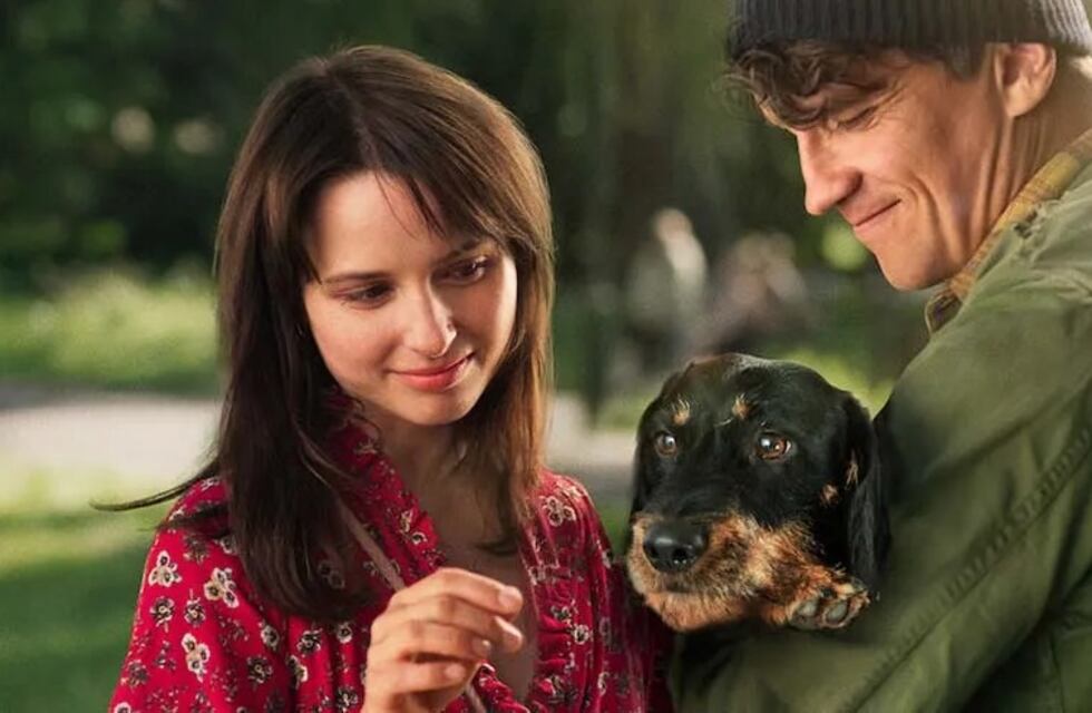 Un padre viudo, su hijo y una joven viajera conquistan Netflix en una comedia romántica súper pochoclera